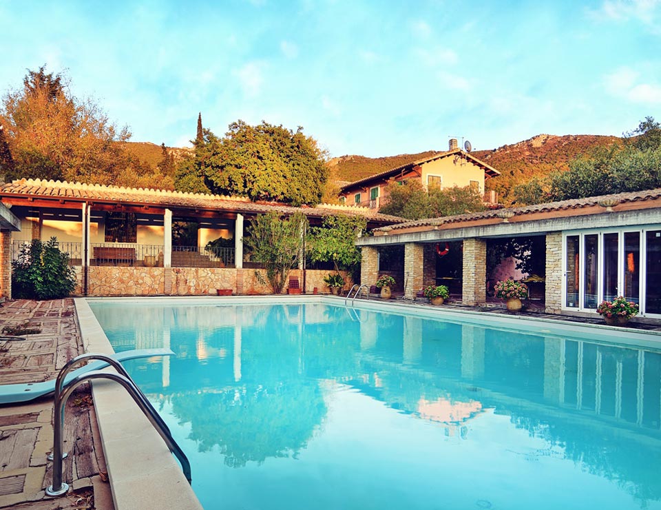 La grande piscina immersa nella natura