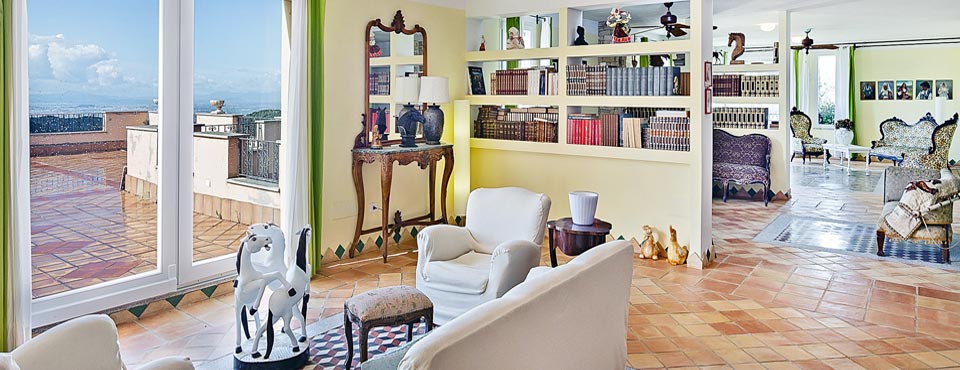 La grande zona living occupa tutto un piano dell'edificio