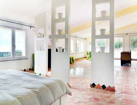 Una camera da letto matrimoniale