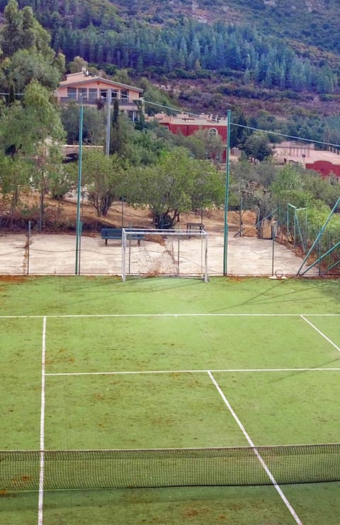 Il campo da calcetto e da tennis, affianco il campo da basket