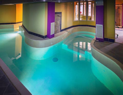 La grande piscina interna, nell'area wellness