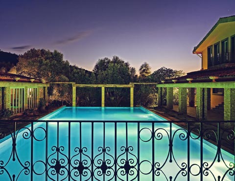 Una vista sulla piscina di notte