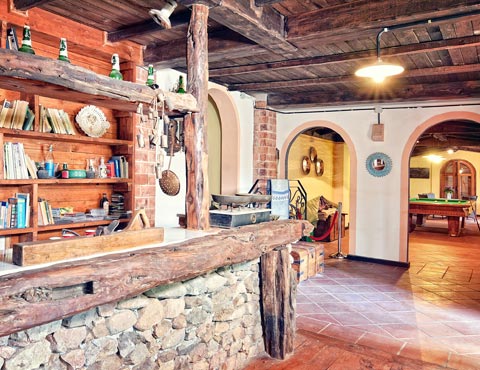 La sala biliardo con il bar